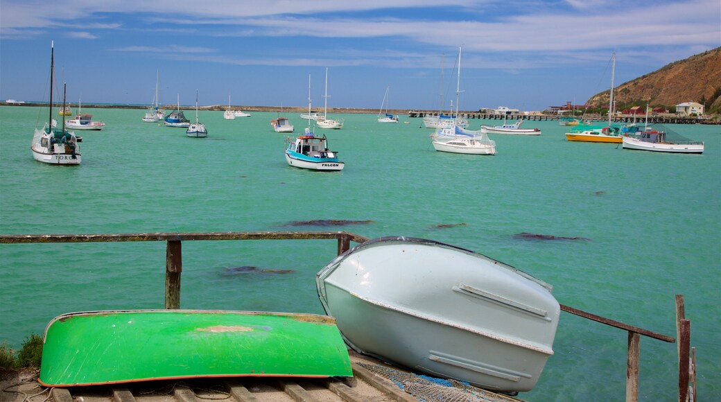 Oamaru mostrando vela, canoagem e uma baía ou porto