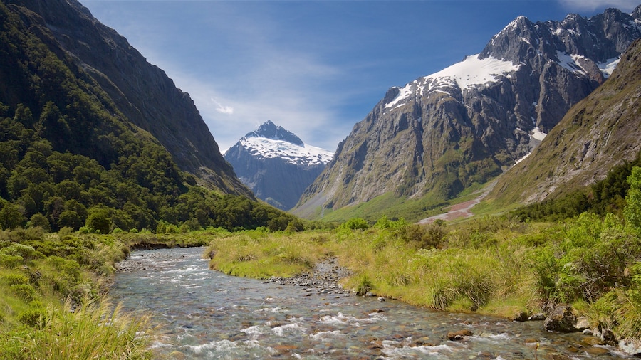 Fiordland National Park que inclui um rio ou cĂłrrego e montanhas