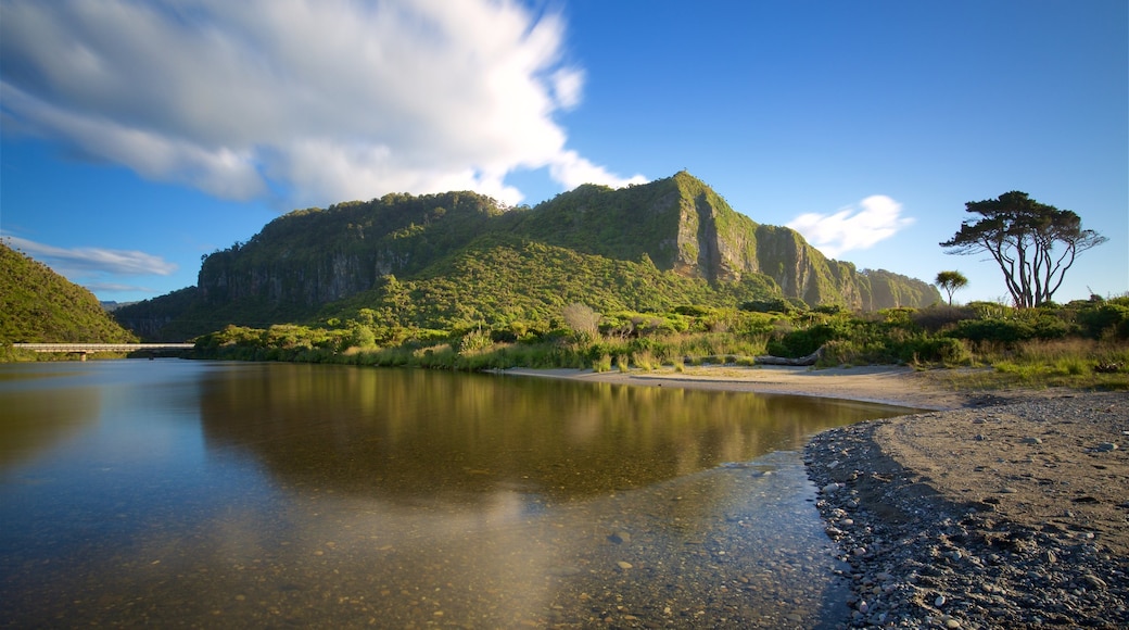 Punakaiki mostrando montagna e fiume o ruscello