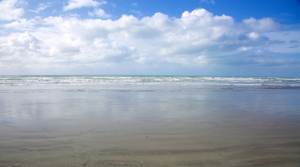 Westport caracterizando surfe e uma praia de areia