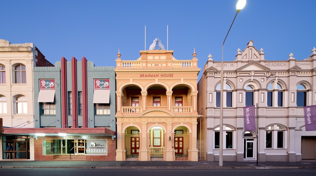 Rockhampton som inkluderar historisk arkitektur, gatuliv och historiska element