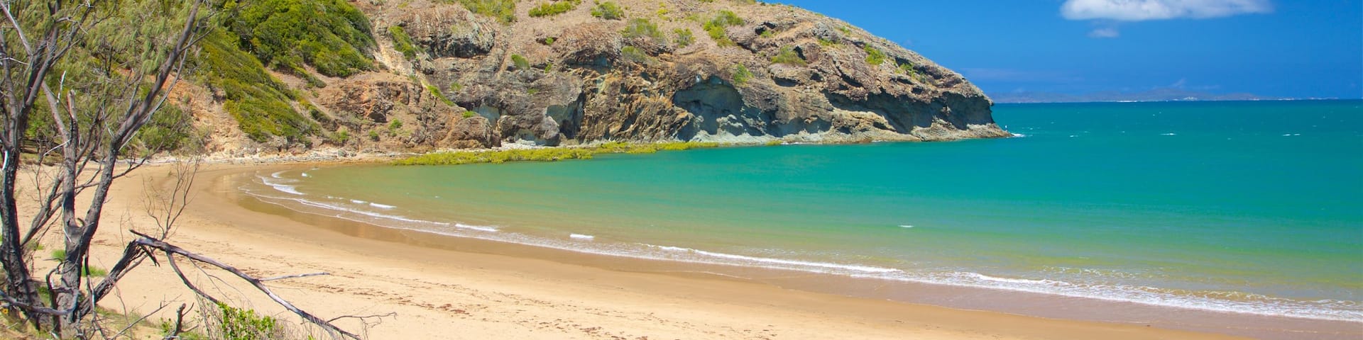 Yeppoon das einen Sandstrand und allgemeine Küstenansicht