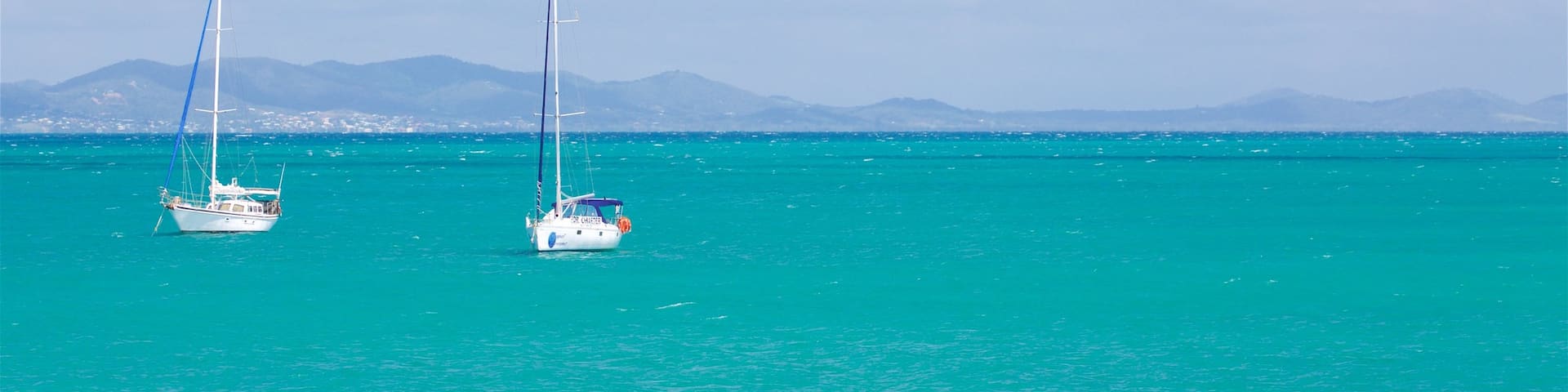 Great Keppel Beach das einen allgemeine Küstenansicht und Marina