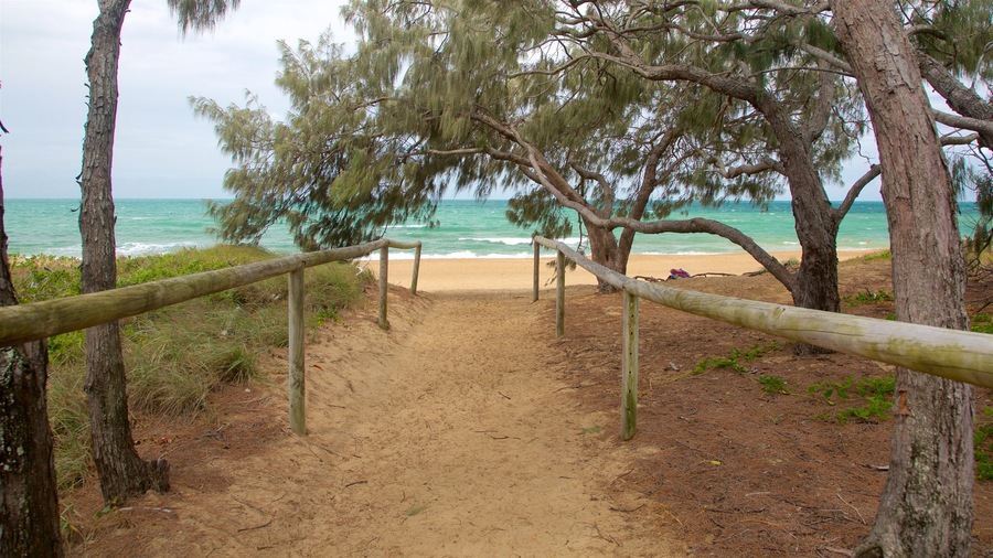 Tannum Sands showing a beach and general coastal views