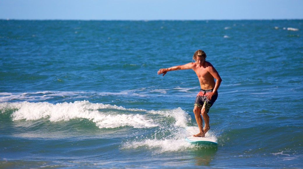 Praia de Agnes Water caracterizando ondas e surfe assim como um homem sozinho