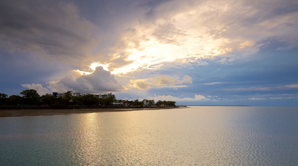 Urangan mostrando tramonto e vista della costa