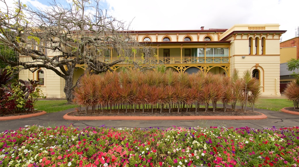 Queens Park que inclui flores e arquitetura de patrimônio