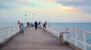 Urangan caracterizando um pôr do sol assim como um grande grupo de pessoas