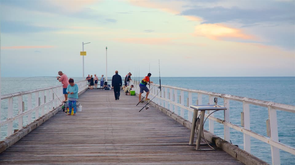 Urangan che include tramonto cosi come un grande gruppo di persone