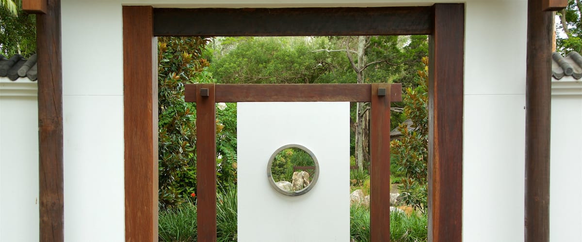 Hervey Bay showing a park