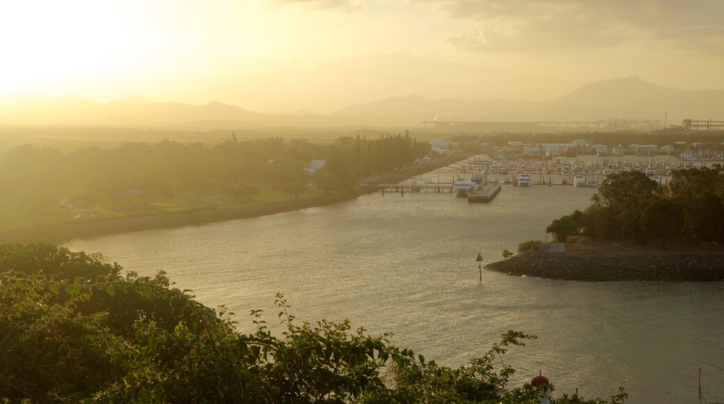 Gladstone qui includes rivière ou ruisseau et marina