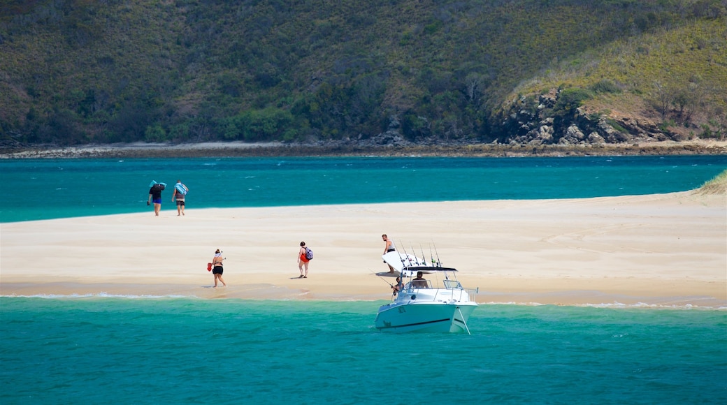 Playa de Great Keppel ofreciendo embarcaciones, una playa y vistas de una costa