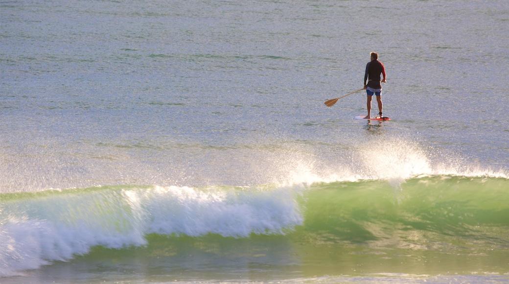 Praia de Agnes Water mostrando surfe e caiaque ou canoagem assim como um homem sozinho