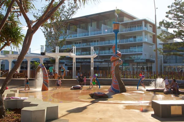 Yeppoon Beach Park welches beinhaltet Springbrunnen und Outdoor-Kunst
