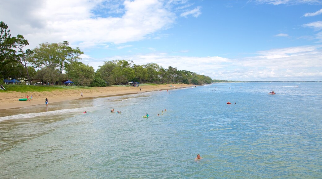 Urangan caracterizando uma praia de areia, natação e paisagens litorâneas