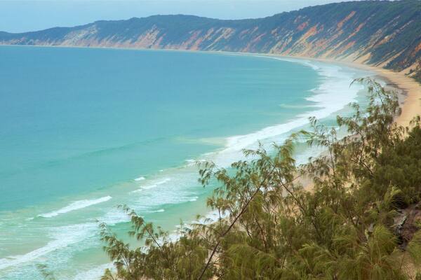 Sunshine Coast das einen allgemeine KĂŒstenansicht, Brandung und Strand
