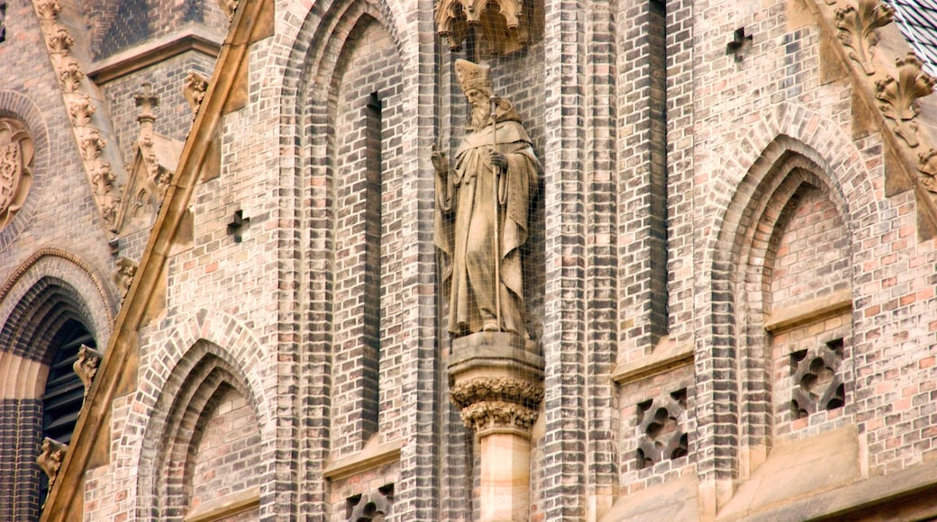 Plaza de la Paz que incluye elementos patrimoniales y aspectos religiosos