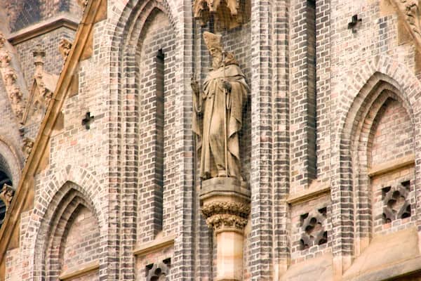 Friedensplatz welches beinhaltet religiöse Elemente und Geschichtliches