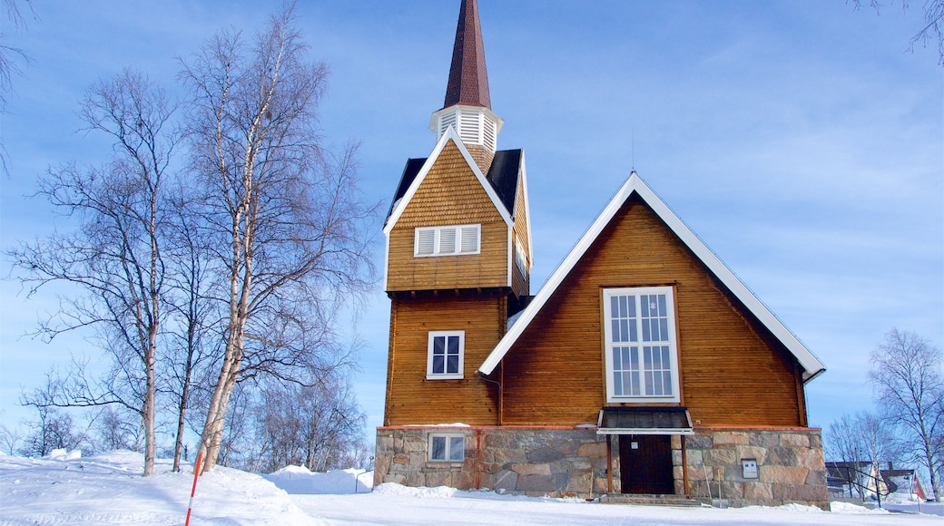 Chiesa di Karesuando mostrando neve e casa