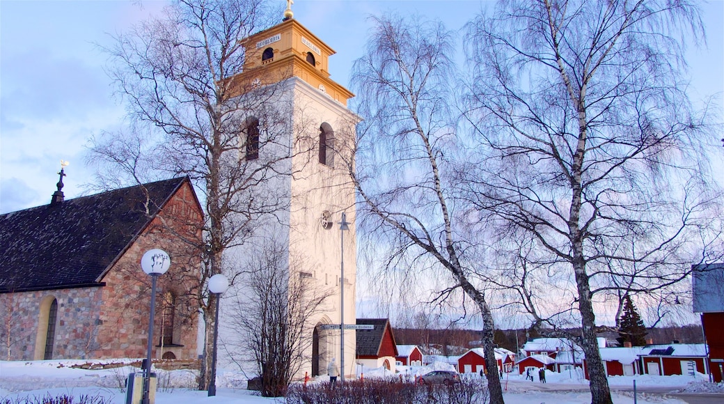 Gammelstads kyrka som visar en solnedgång, historiska element och snö