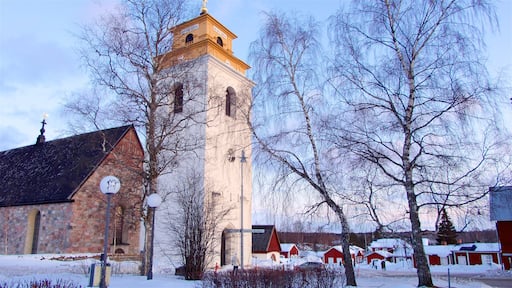 Gammelstad Church toont een zonsondergang, historisch erfgoed en sneeuw