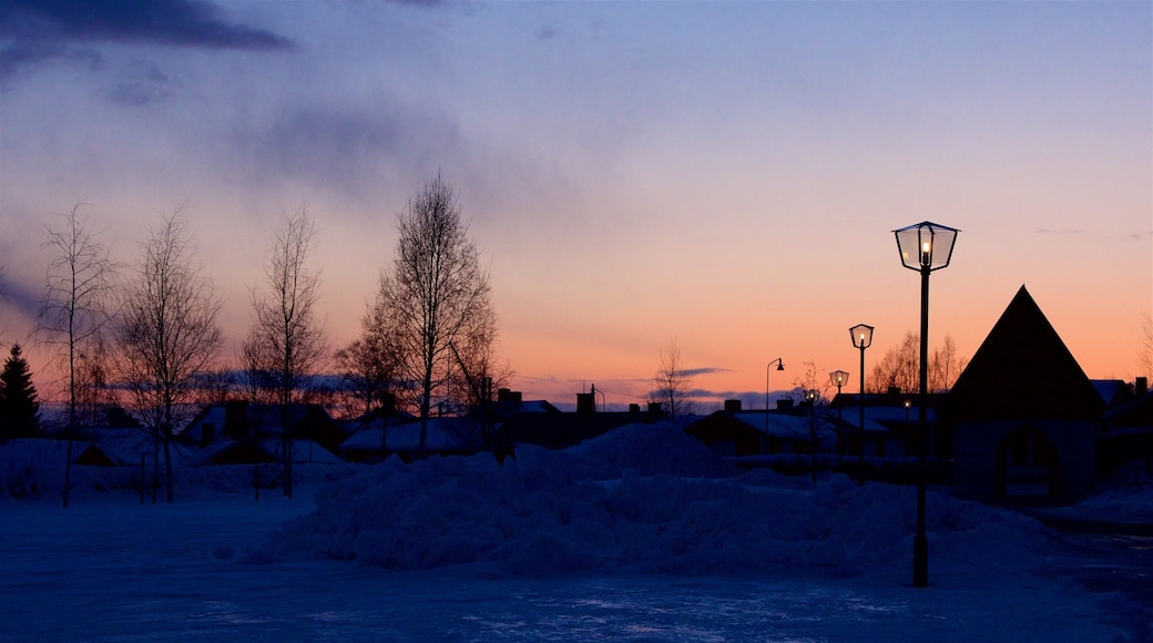 Gammelstadin kirkko johon kuuluu auringonlasku