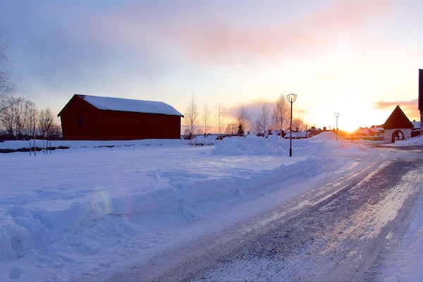 Gammelstad Church mit einem Sonnenuntergang und Schnee