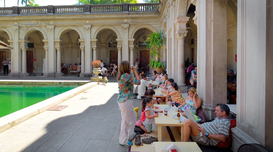 Parque Henrique Lage mostrando elementos patrimoniales y piscina y también una familia