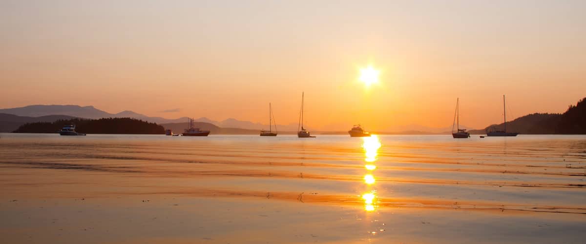 Galiano inclusief een zonsondergang en een baai of haven