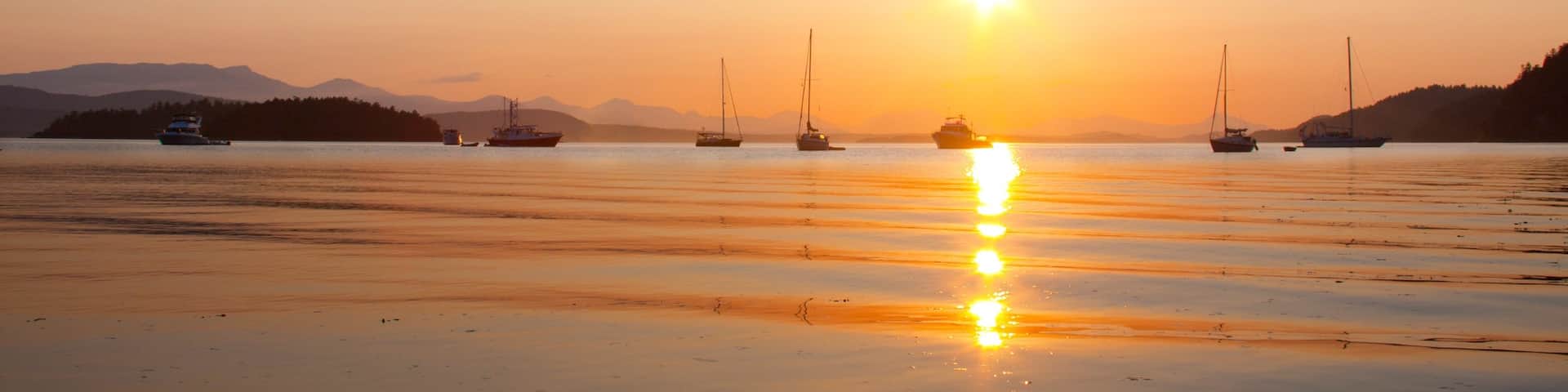 Galiano das einen Sonnenuntergang und Bucht oder Hafen