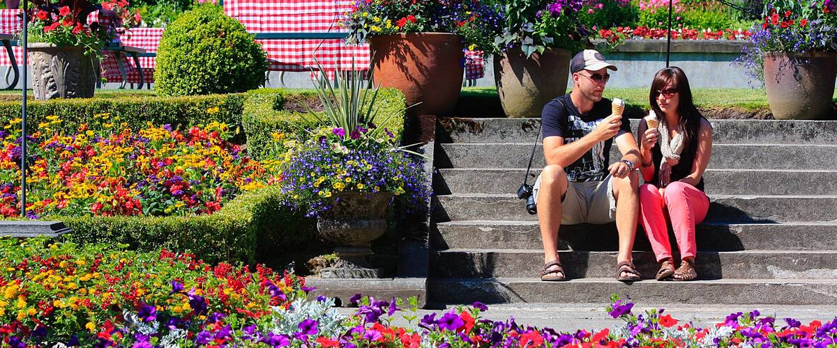 Butchart Gardens montrant jardin aussi bien que couple