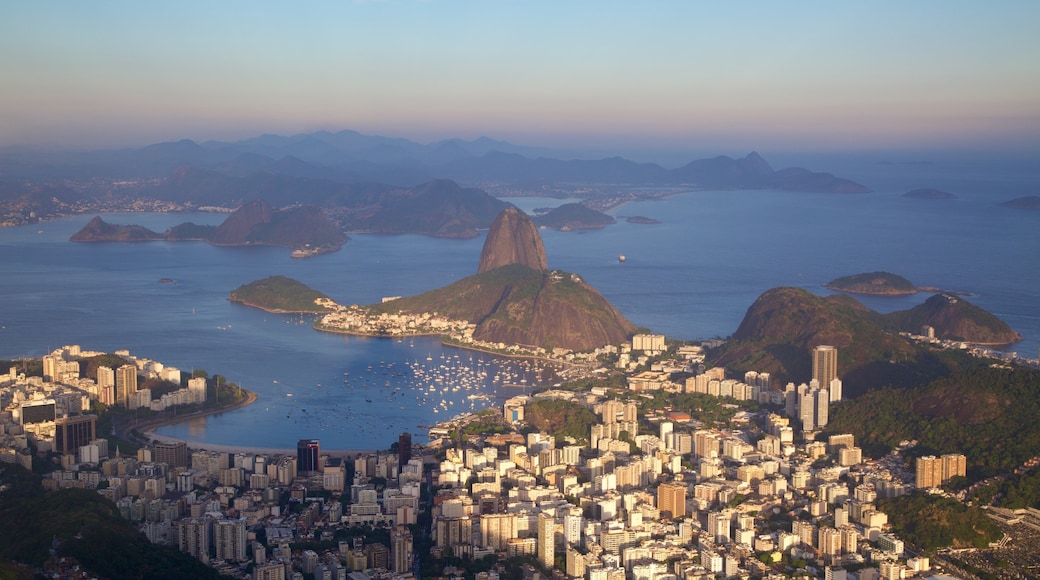 Baía de Guanabara presenterar stillsam natur, en solnedgång och en stad