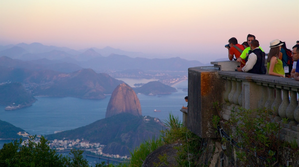 Baía de Guanabara que inclui paisagens, cenas tranquilas e um pôr do sol