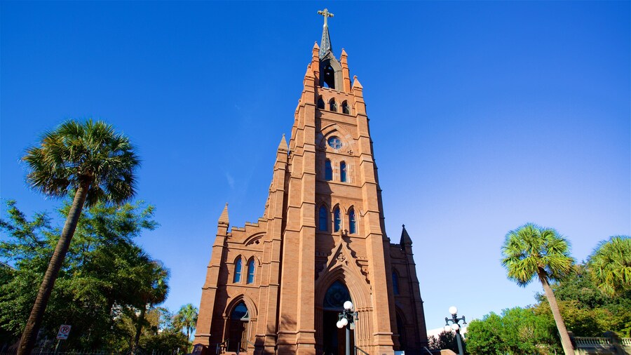 Charleston og byder på historiske bygningsværker og en kirke eller en katedral
