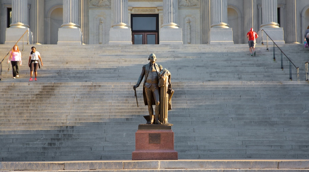 South Carolina State House johon kuuluu auringonlasku, patsas tai veistos ja vanha arkkitehtuuri