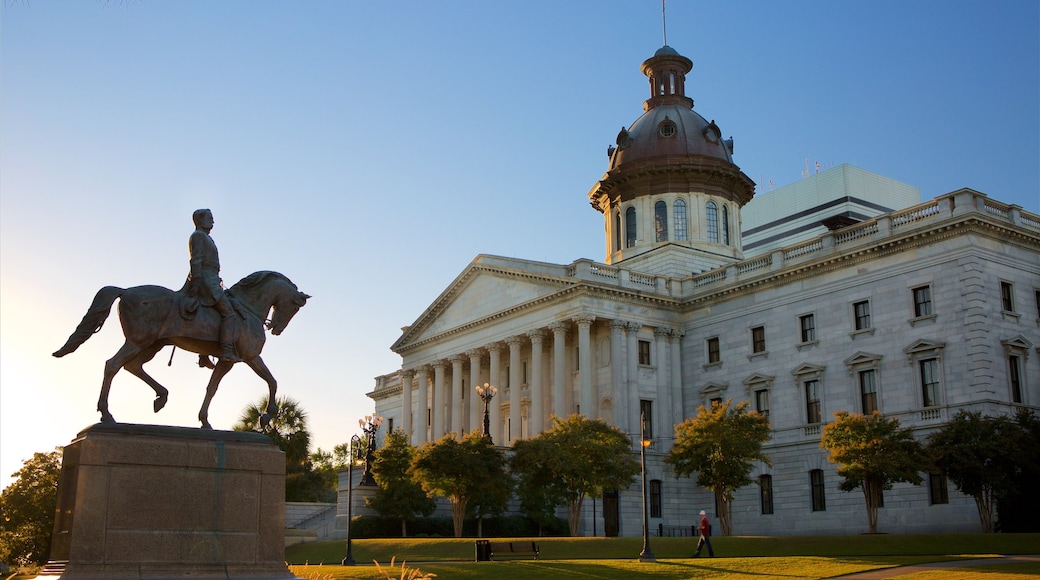 South Carolina State House featuring auringonlasku, hallintorakennus ja vanha arkkitehtuuri