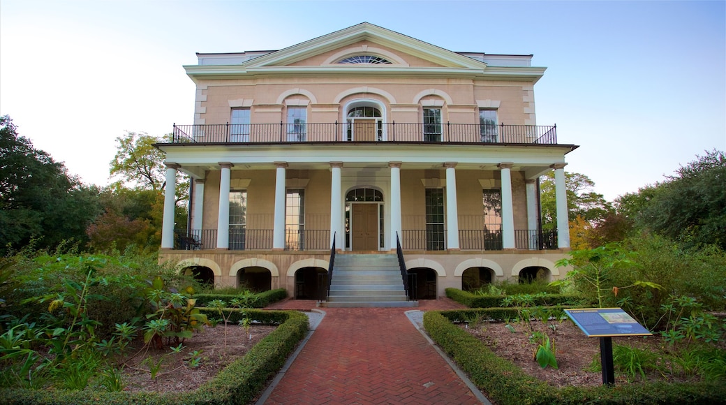 Hampton-Preston Mansion and Gardens mostrando um parque, elementos de patrimônio e uma casa