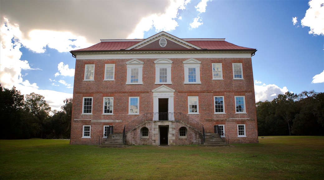 Drayton Hall mostrando un jardín, una casa y elementos patrimoniales