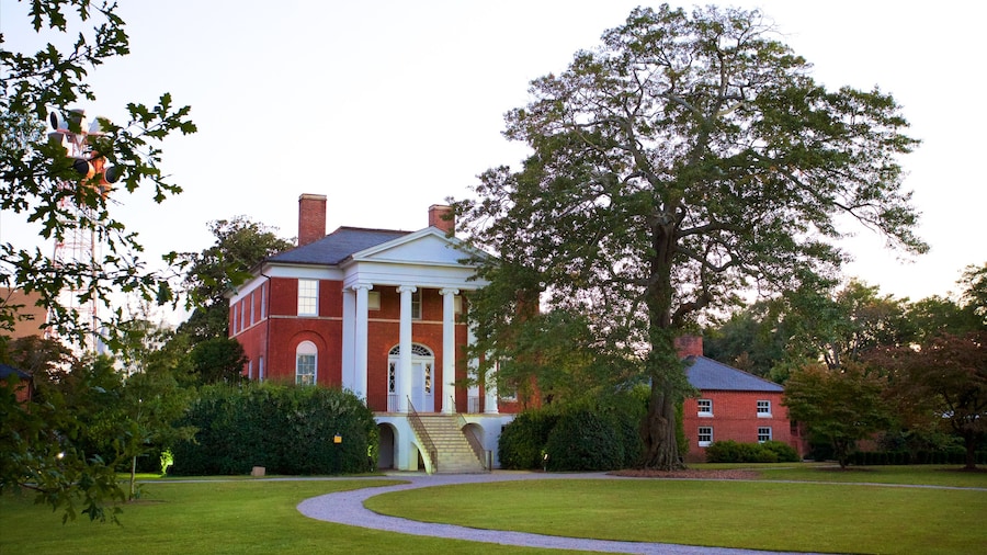 Robert Mills Historic House & Park mostrando parco, casa e oggetti d\'epoca