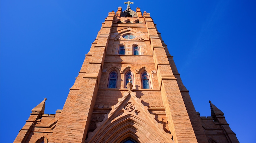 Cathedral of Saint John the Baptist bevat een kerk of kathedraal en historische architectuur