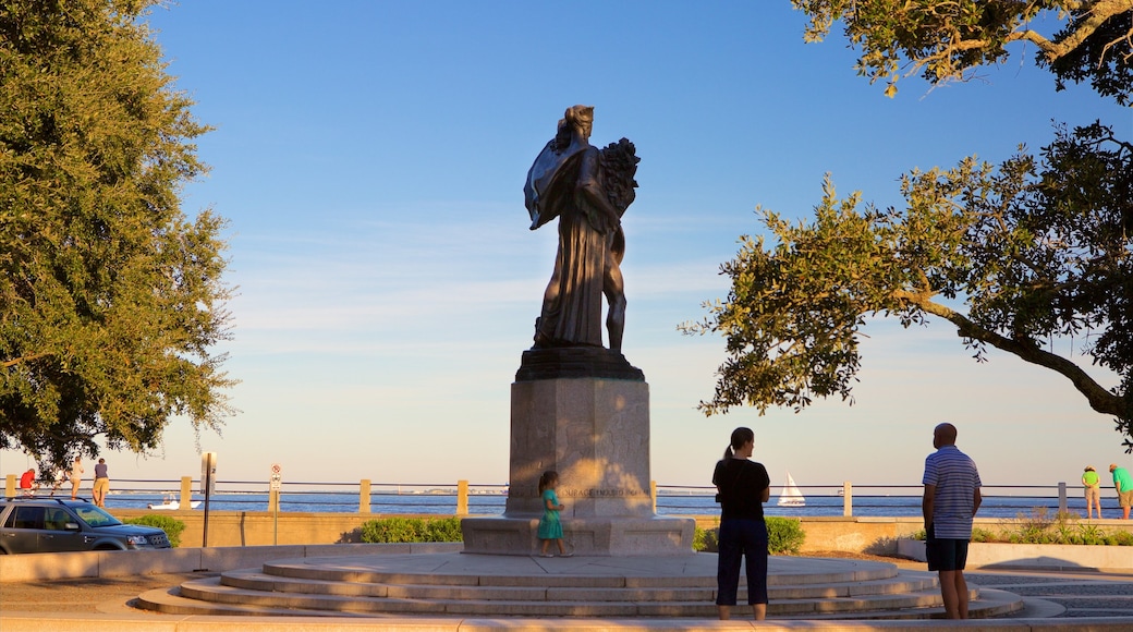 White Point Gardens que incluye una estatua o escultura y vistas generales de la costa y también una familia