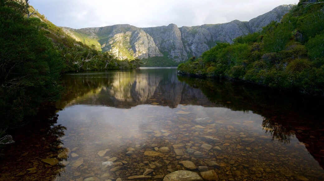 Cradle Mountain ซึ่งรวมถึง ทิวทัศน์ที่เงียบสงบ และ ทะเลสาบหรือแอ่งน้ำ