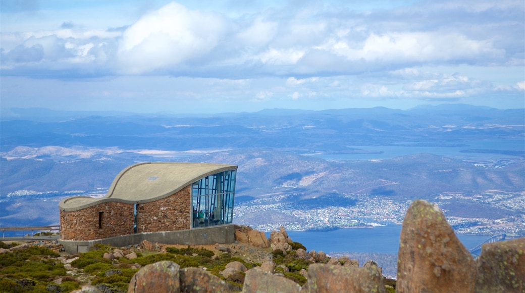 Mt. Wellington presenterar utsikter, modern arkitektur och stillsam natur