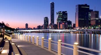 South Bank mit einem Brücke, Skyline und Sonnenuntergang