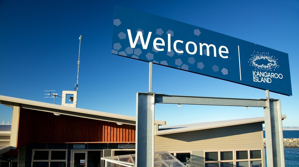 Sealink Ferry Terminal som inkluderar skyltar