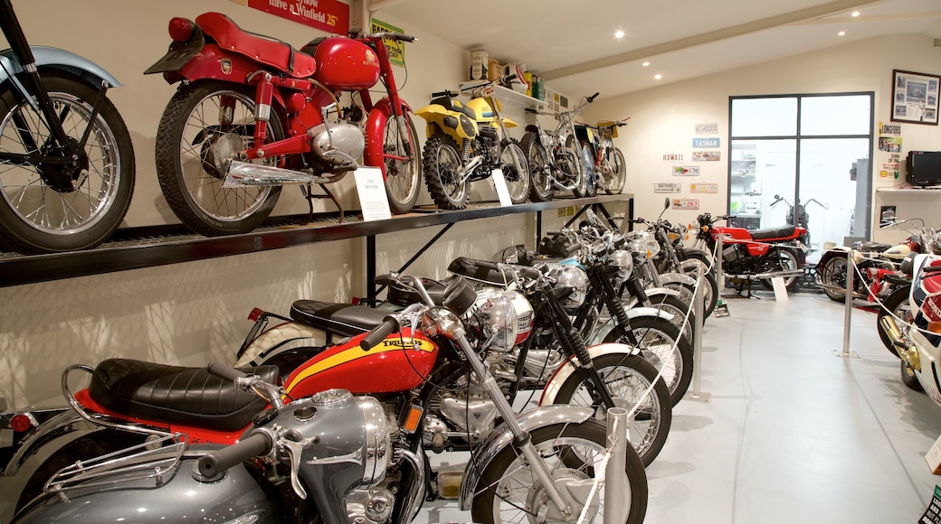Bicheno\'s Motorcycle Museum & Restoration bevat historisch erfgoed en interieur