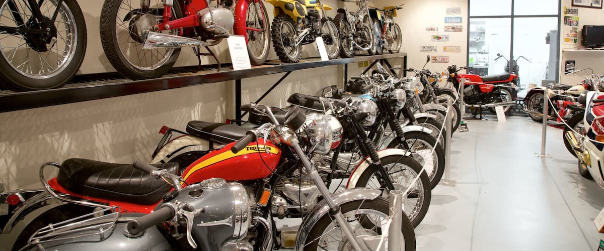 Bicheno\'s Motorcycle Museum & Restoration mostrando elementos del patrimonio y vistas interiores