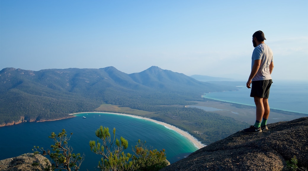 Wineglass Bay presenterar landskap, kustutsikter och stillsam natur