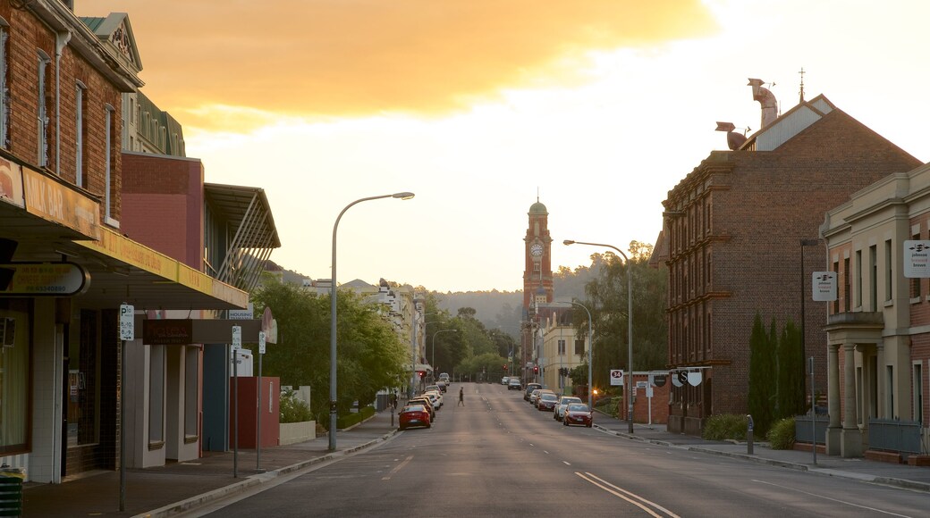 Launceston que incluye arquitectura patrimonial y un atardecer
