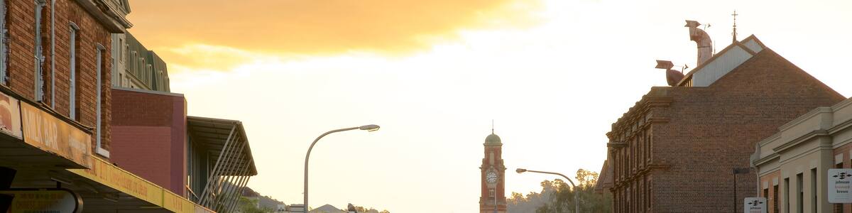 Launceston mit einem Sonnenuntergang und historische Architektur